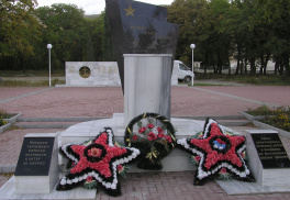Братская могила моряков торпедных катеров, погибших в боях с фашистскими захватчиками