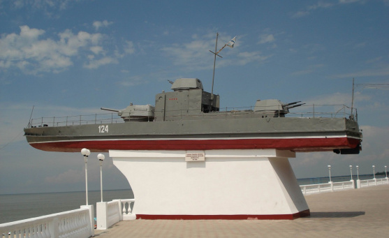 Памятник морякам Азовской флотилии - бронекатер № 124