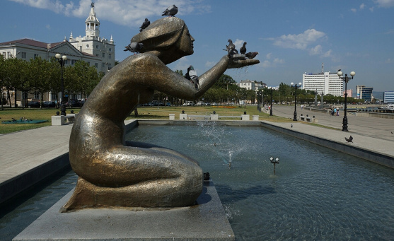 Скульптура-фонтан «Дарящая воду»