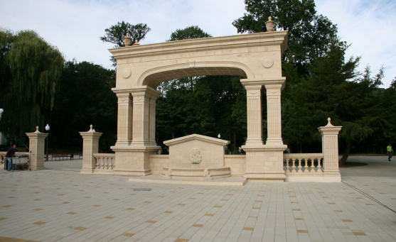 Триумфальная арка в честь 145-летия Горячего Ключа