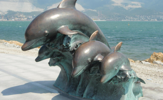 Скульптура «Дельфины»