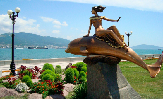 Скульптура «Девушка на дельфине»