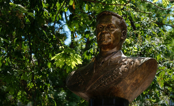 Памятник В.К. Коккинаки